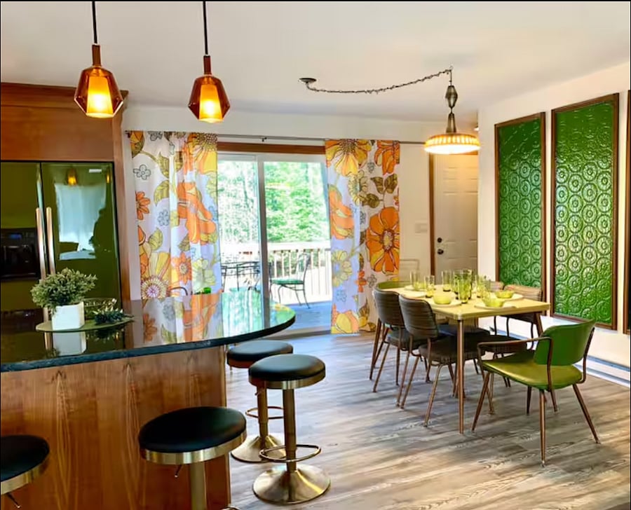 Snack bar / dining area