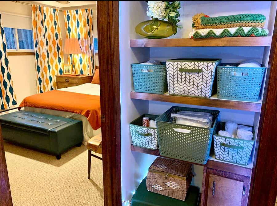 Open shelving with blankets and towels, decor