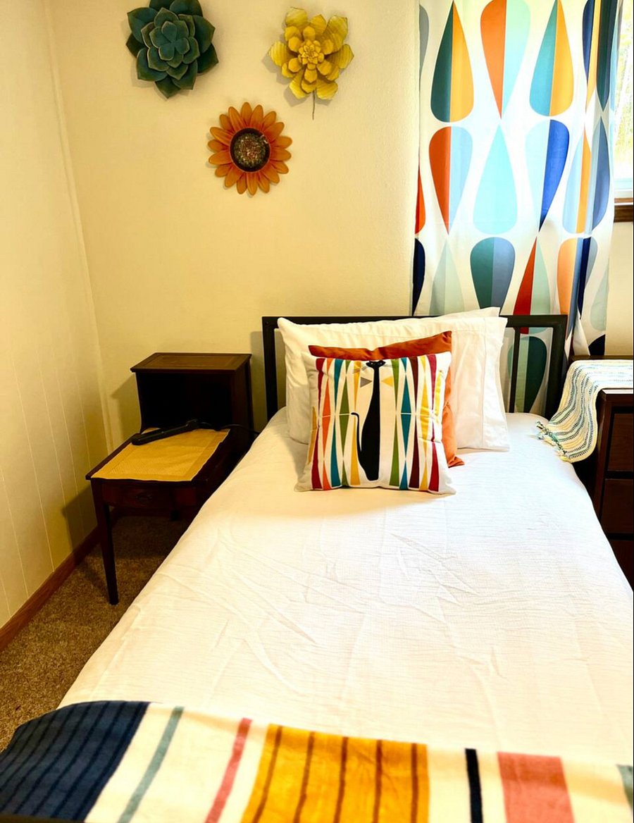 Bedroom 1 downstairs, Twin bed