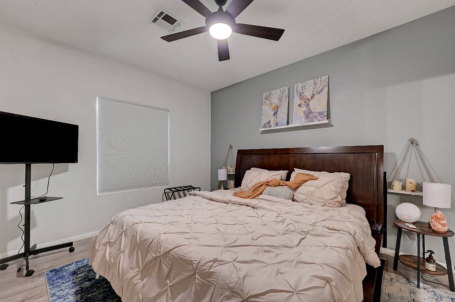 BOTH Bedrooms: Mobile Smart TV w/ a laptop space as well! Sunrise Alarm/LED candles/brand-new unopened eye mask