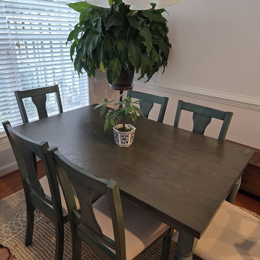Dining Area. Seats 6 comfortably.