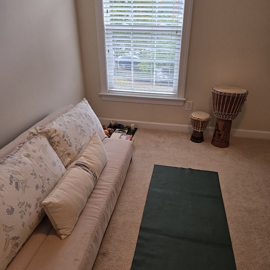Loft space. Perfect for Yoga or meditation.