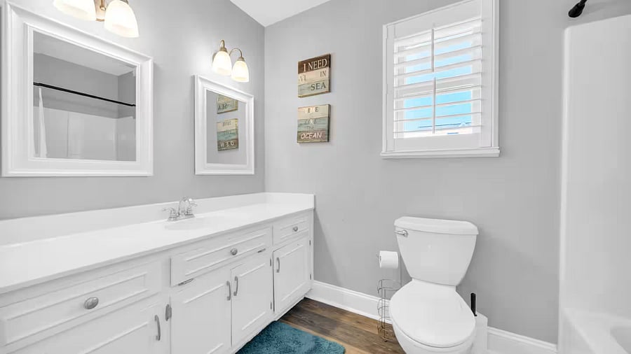 Full Bath between 2 Queen Bedrooms on second Level