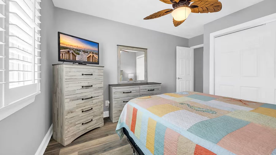 3rd bedroom (Queen) on 2nd level of main living