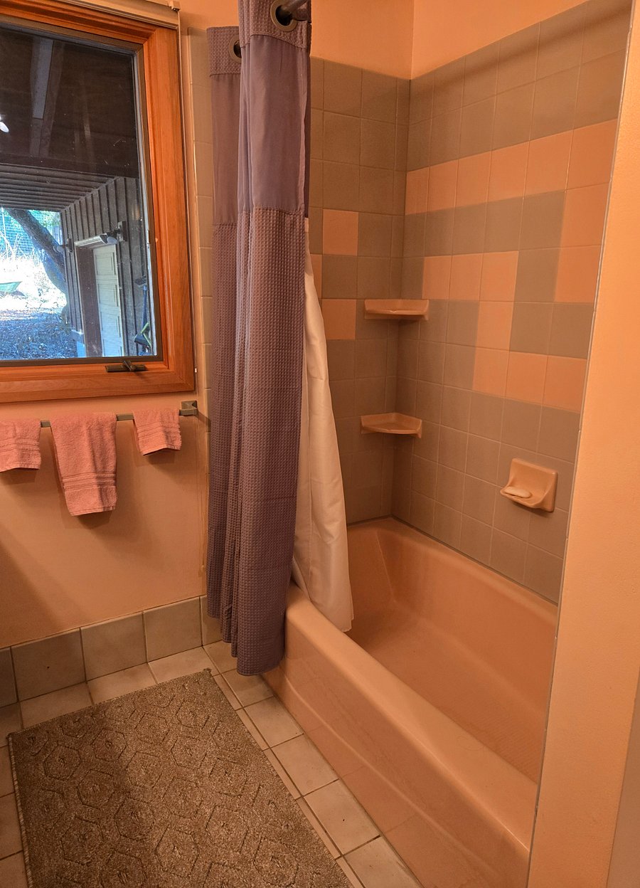 Good water pressure. Enjoy a hot shower.