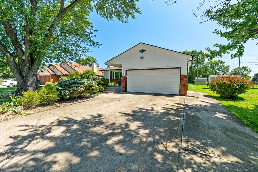 Free Parking in large driveway and OFF street available