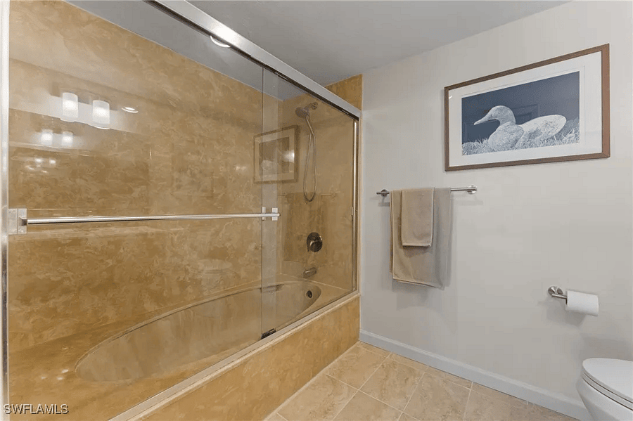 Master en suite bathroom