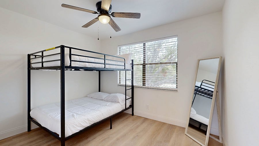 Full/Twin Bunkbed Room