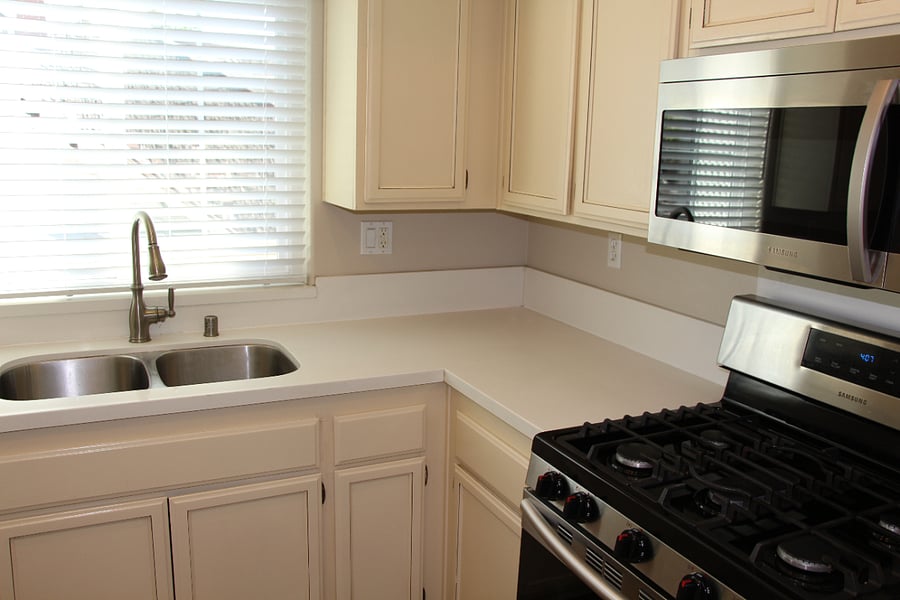 Kitchen (including microwave, refrigerator, and gas stove