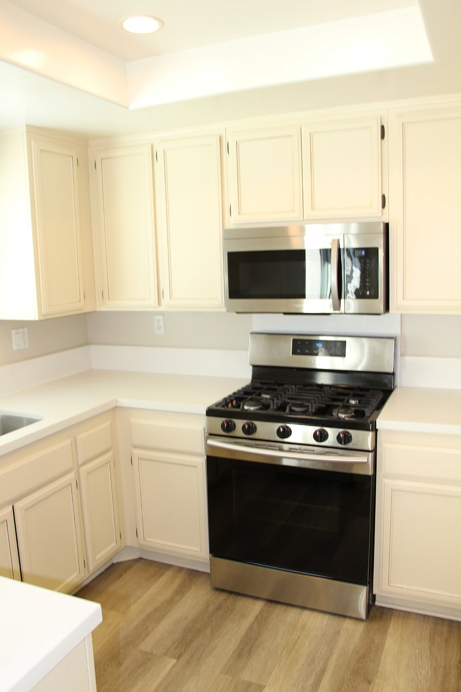 Kitchen (including microwave, refrigerator, and gas stove