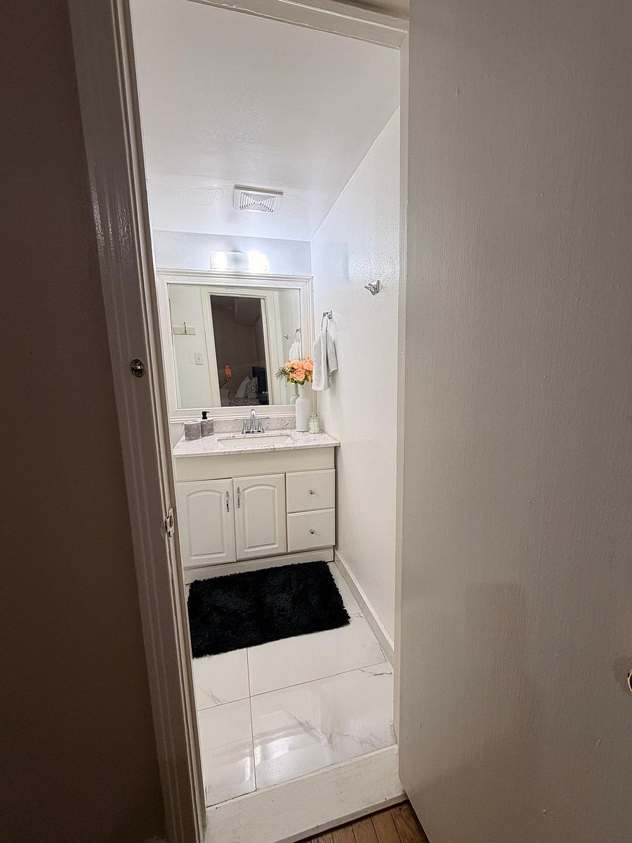 Apartment 2 Bathroom