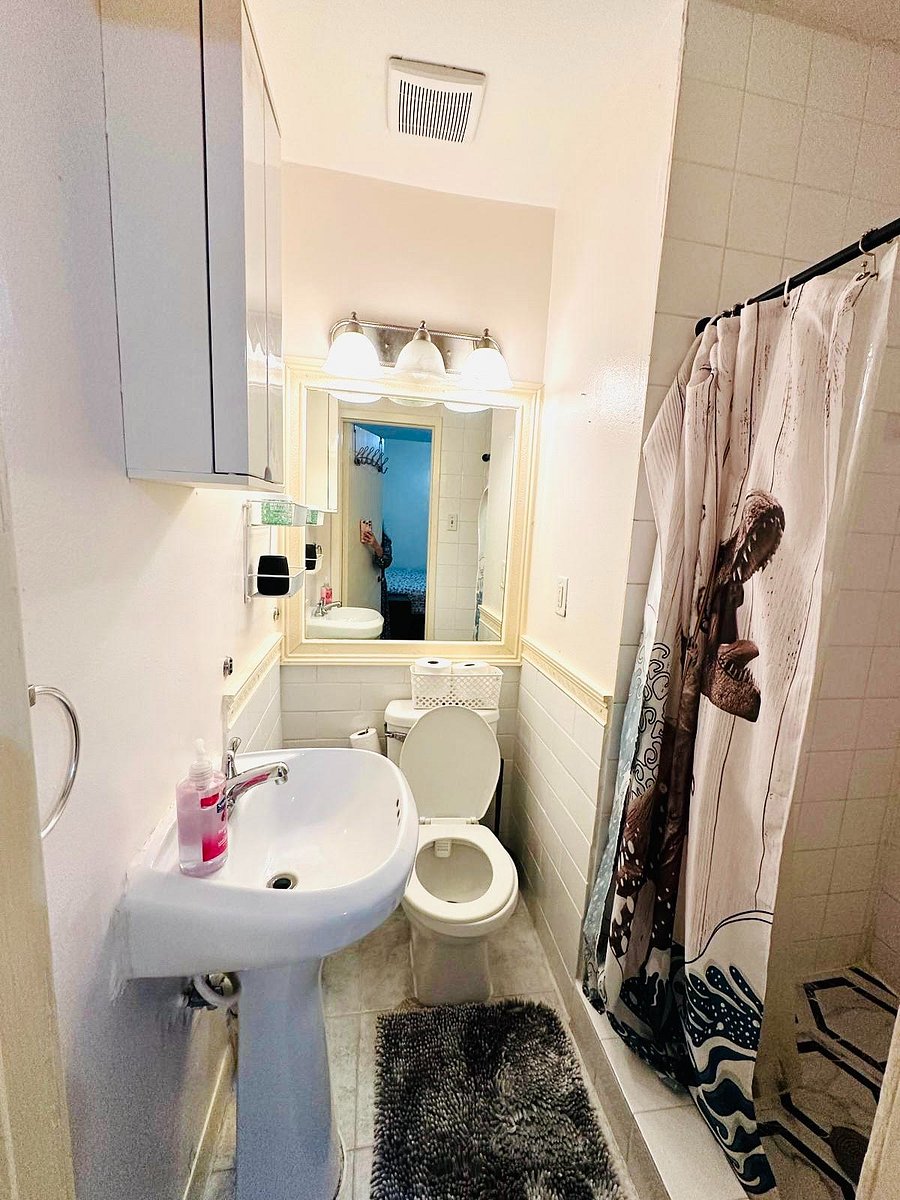 Apartment 4 room 2 with private bathroom and walking closet