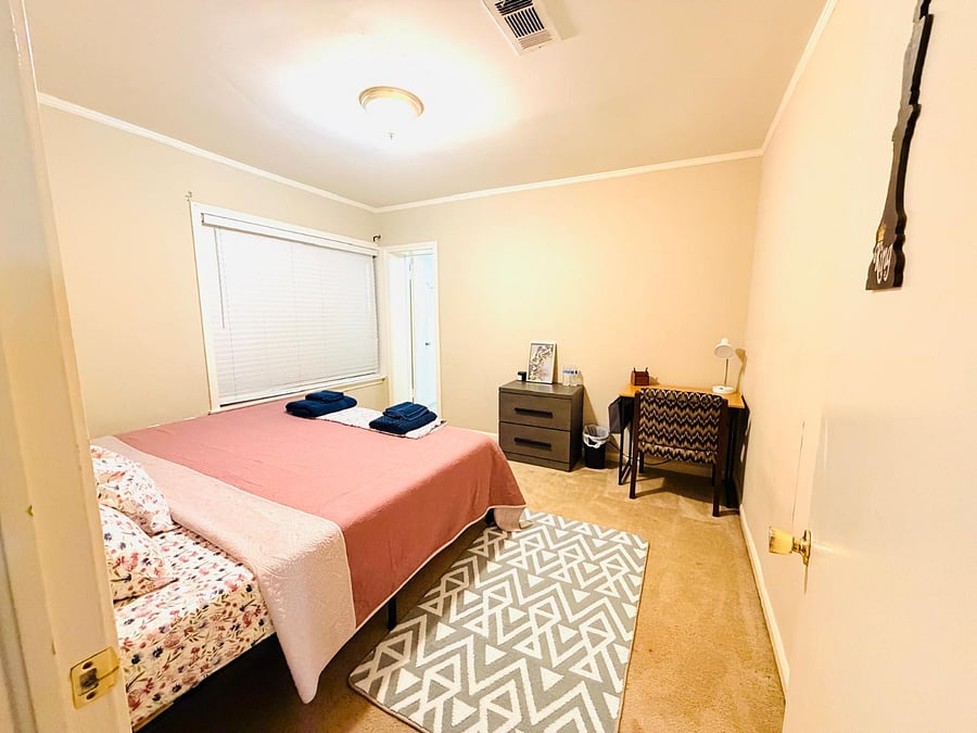 Apartment 4 room 2 with private bathroom and walking closet