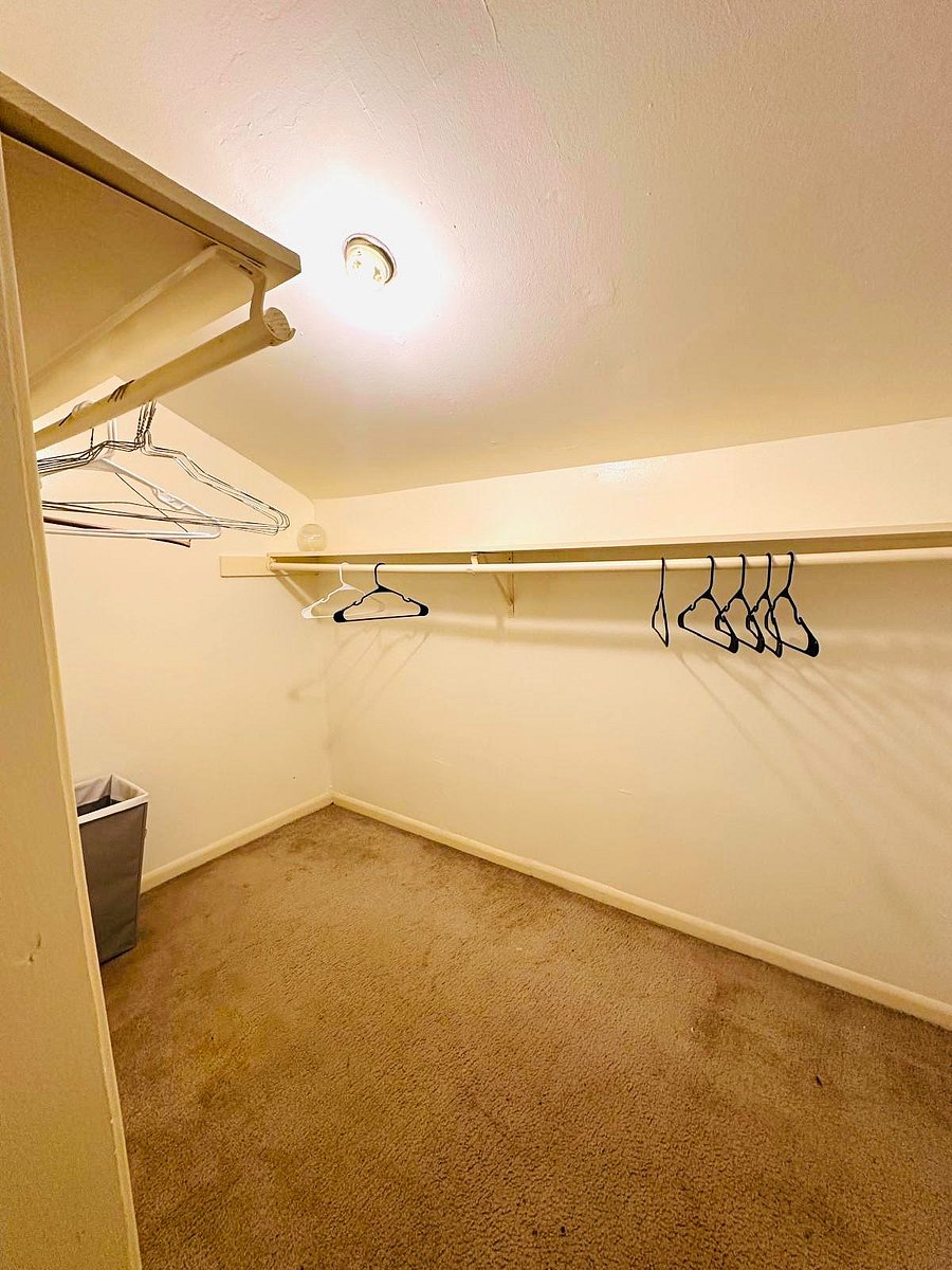 Apartment 4 room 2 with private bathroom -Its walking closet