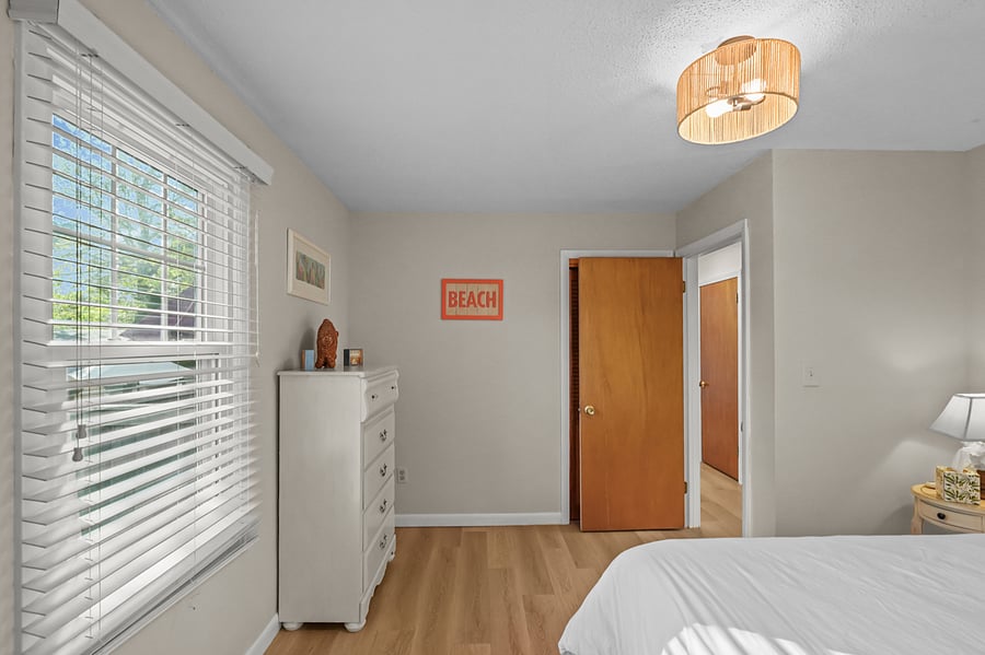 Downstairs bedroom w/ queen bed
