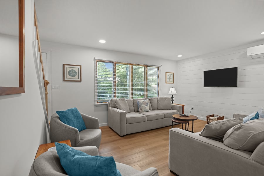 Living room w/ smart TV