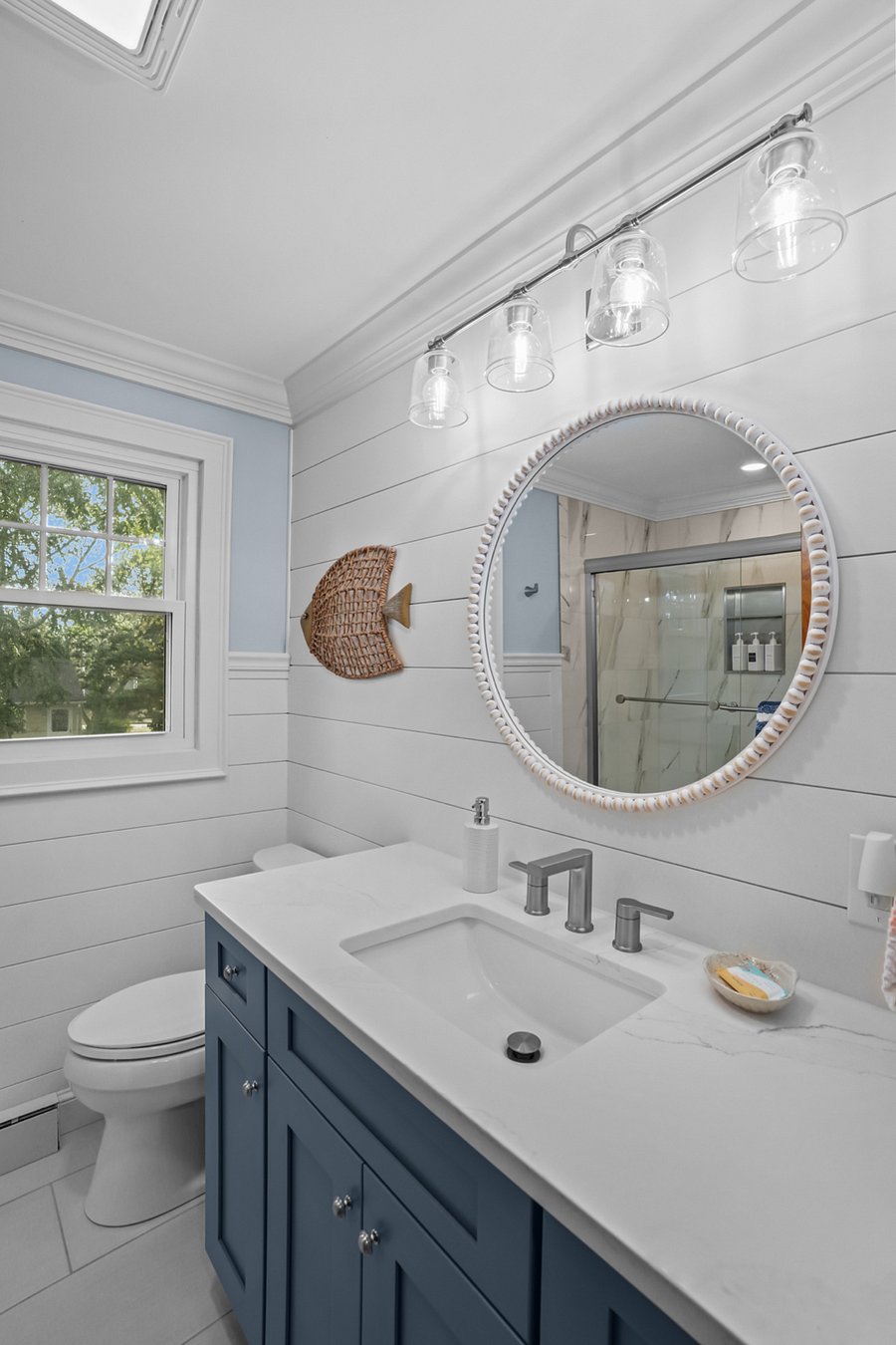 Upstairs full bathroom w/ bathtub