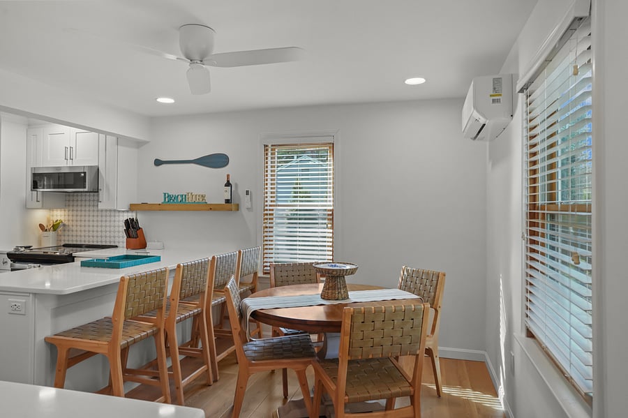 Full kitchen that seats up to 8