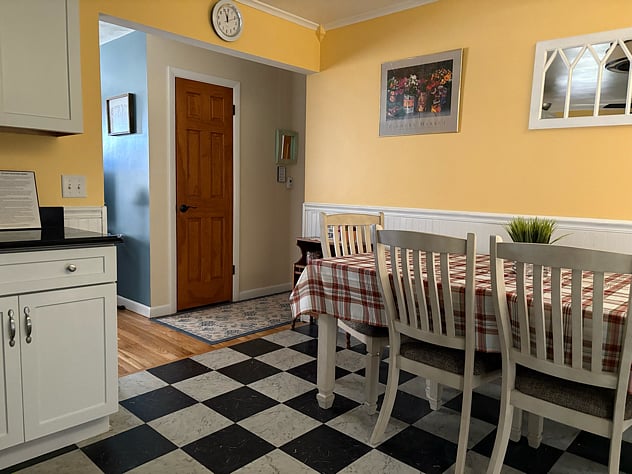 Kitchen with dining for 6 (bench under table against the wall)