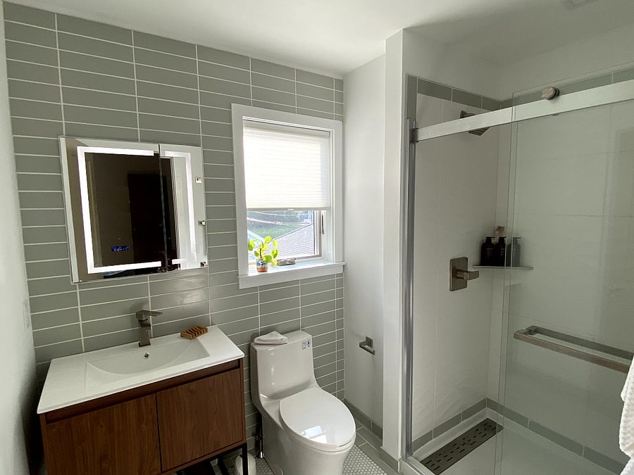 Full bathroom off the primary bedroom