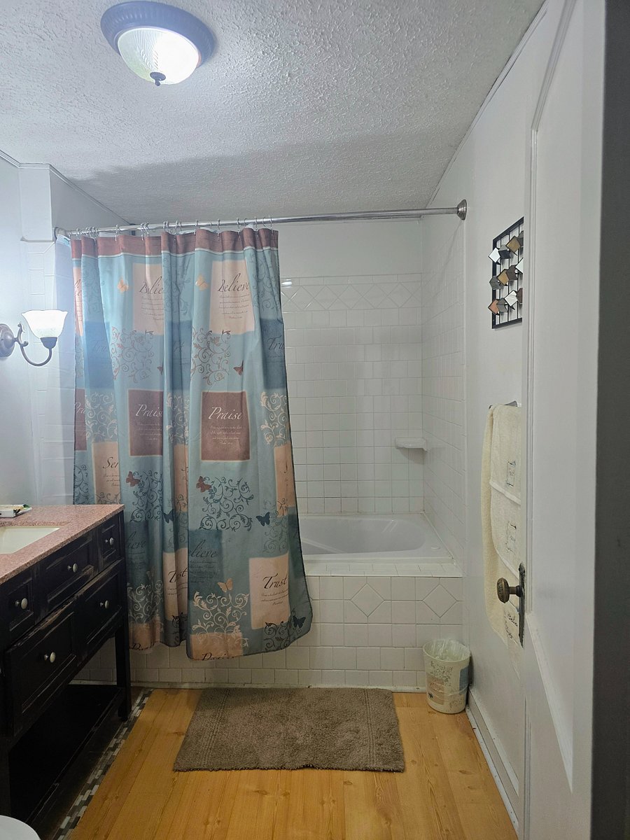 Upstairs Bathroom 