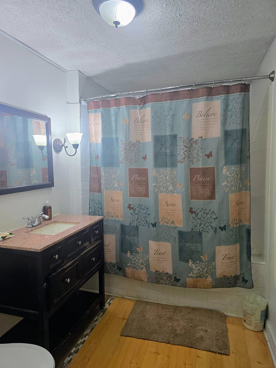 Upstairs Bathroom 