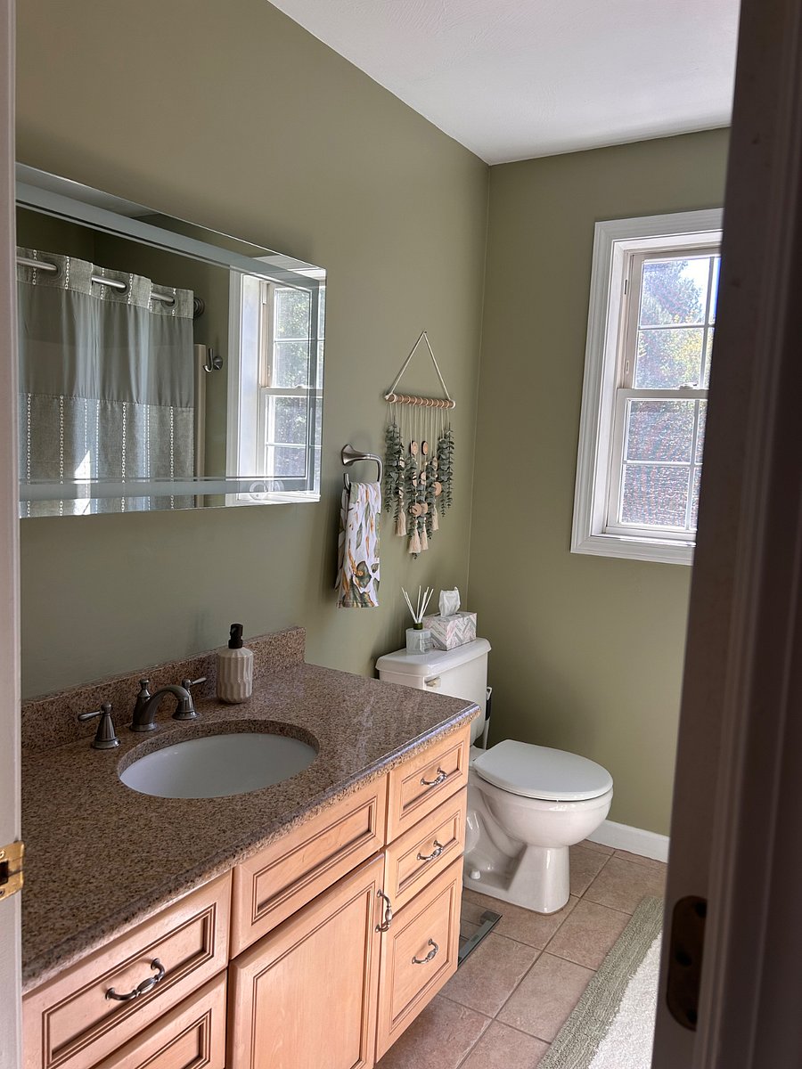Second level full bath