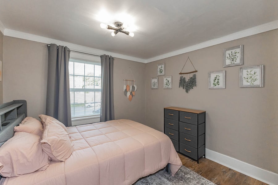 full size bedroom