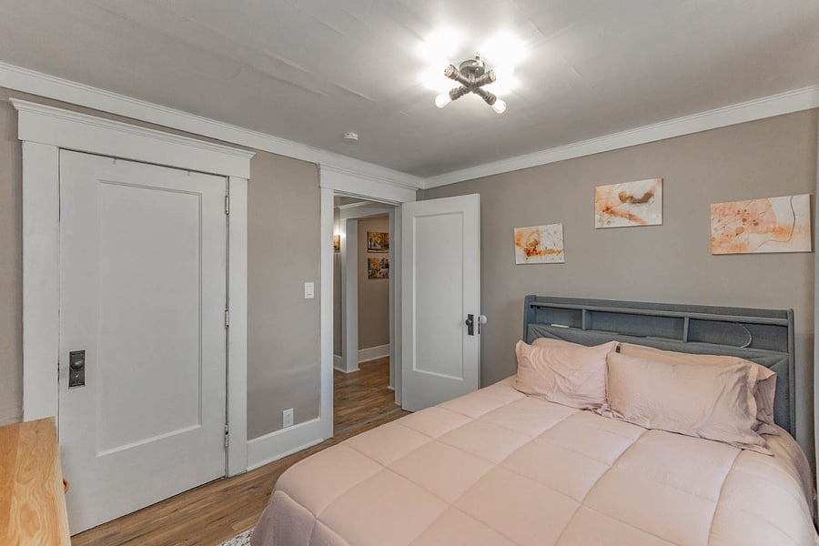 full size bedroom