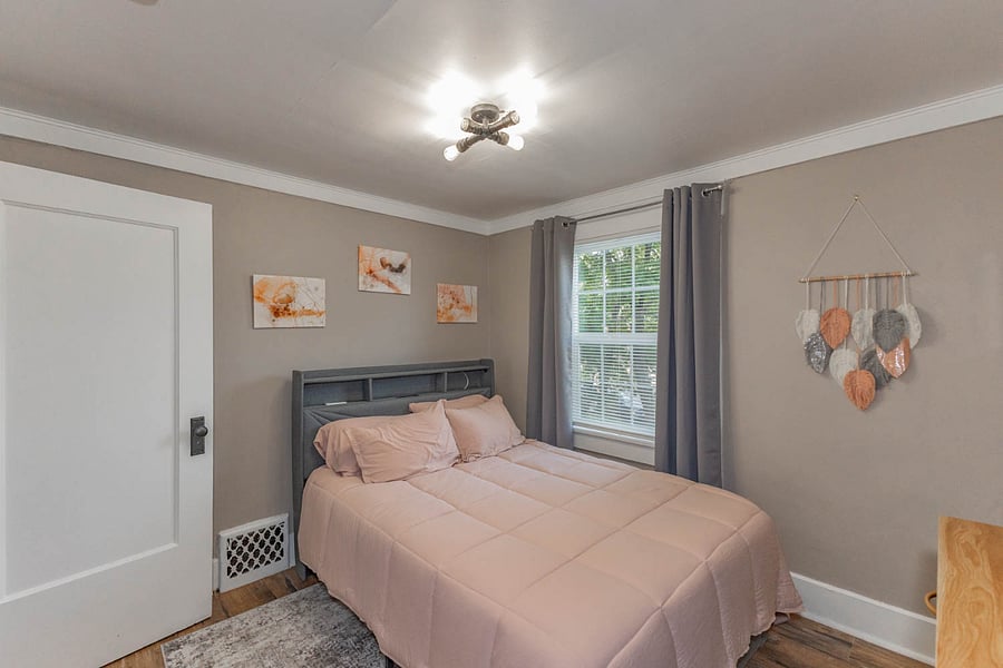 full size bedroom