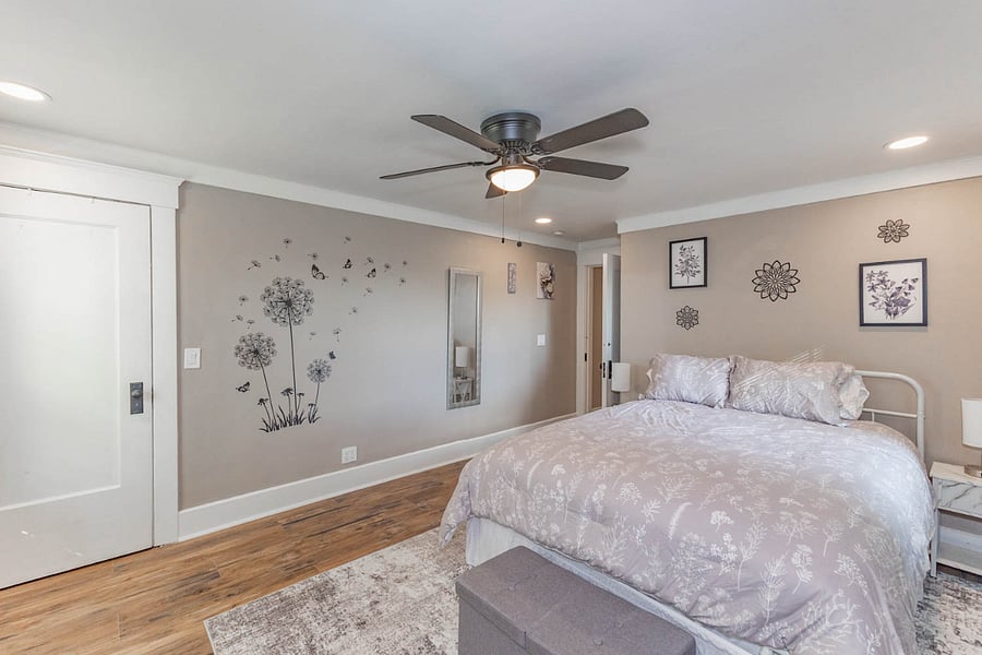 Queen size bedroom