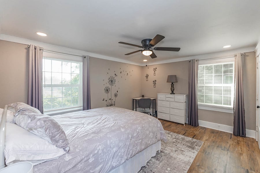 Queen size bedroom