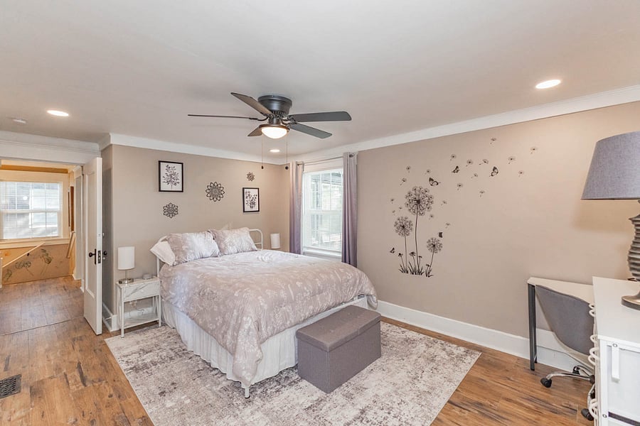 Queen size bedroom