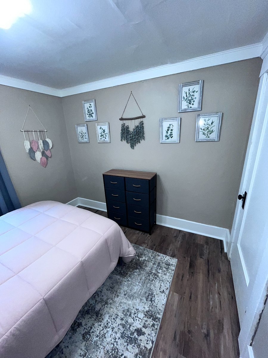 full size bedroom