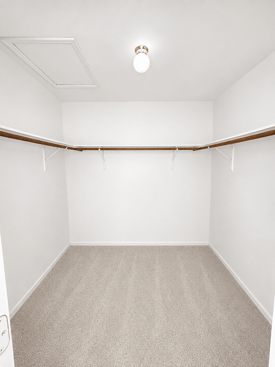 His & hers' walk-in Closet