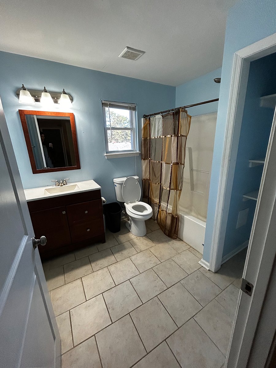 Upstairs hall bathroom