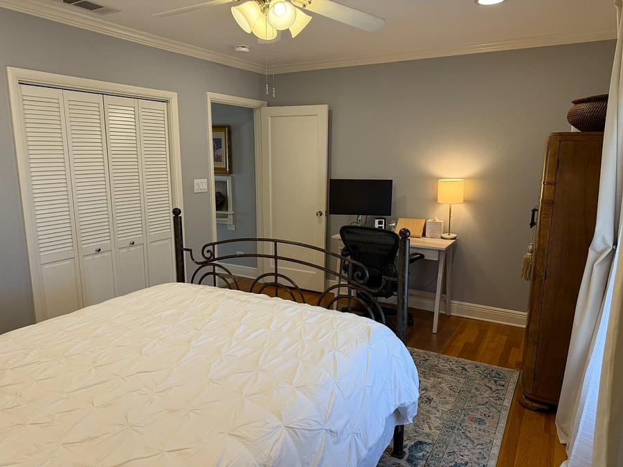 Guest Bedroom - Desk with Docking station