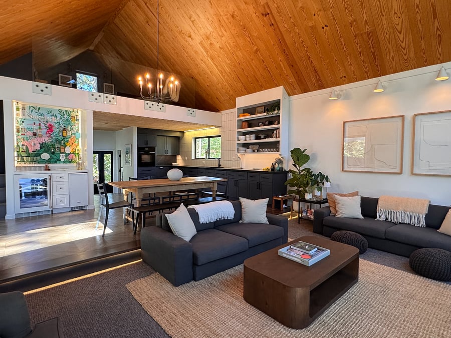 Living Room/Bar