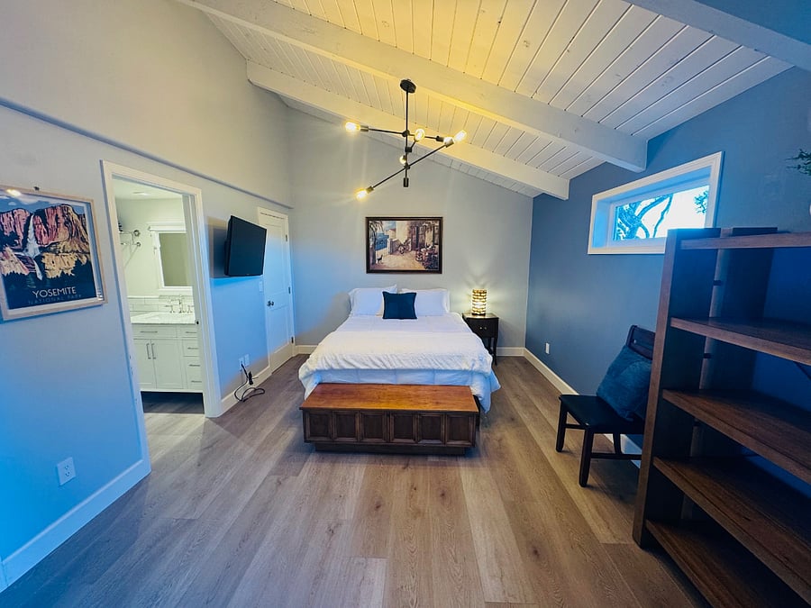 Queen bedroom with en-suite bathroom