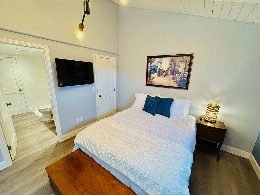 Queen bedroom with en-suite bathroom
