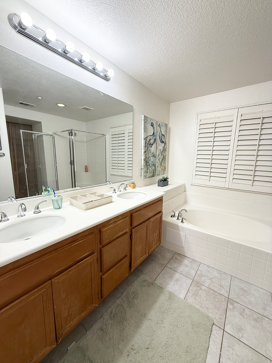 Primary bedroom en suite bathroom