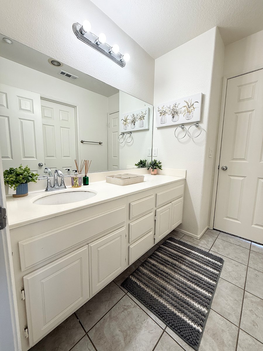 Shared en suite bathroom between second and third bedrooms