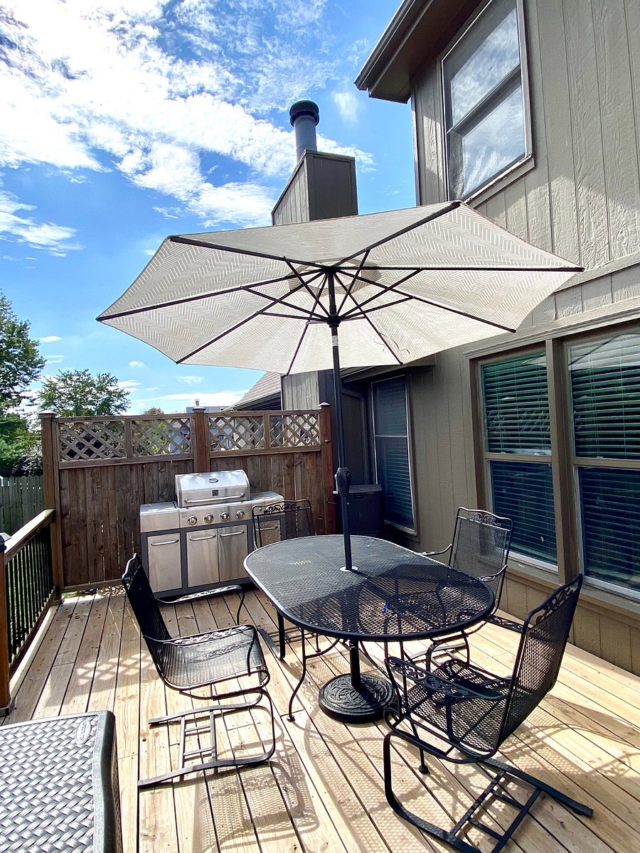 Deck with Outdoor Dining and Gas BBQ Grill 