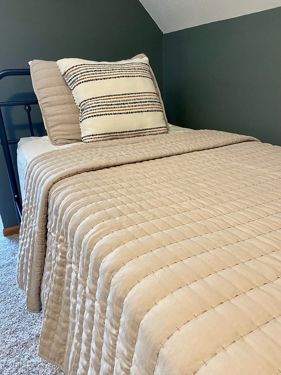 Upstairs Bedroom 2 with Two Twin Beds