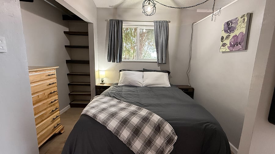 Soft linens, peaceful vibes, and a comfy queen bed to recharge.