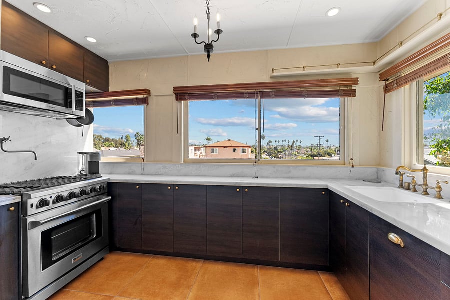 Those stove with 5 burners, Keurig coffee maker, kettle filler, VIEWS, sink.