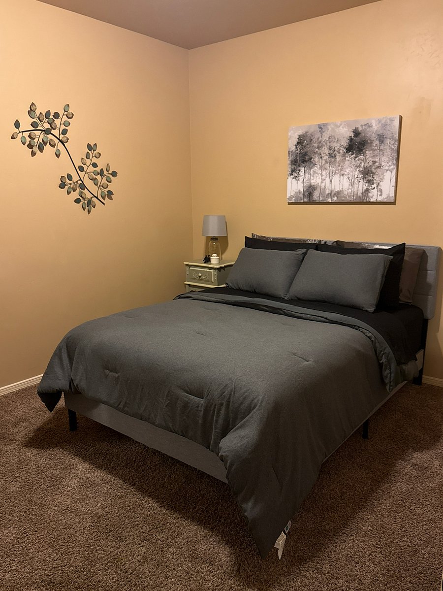 Guest Room with Queen Bed