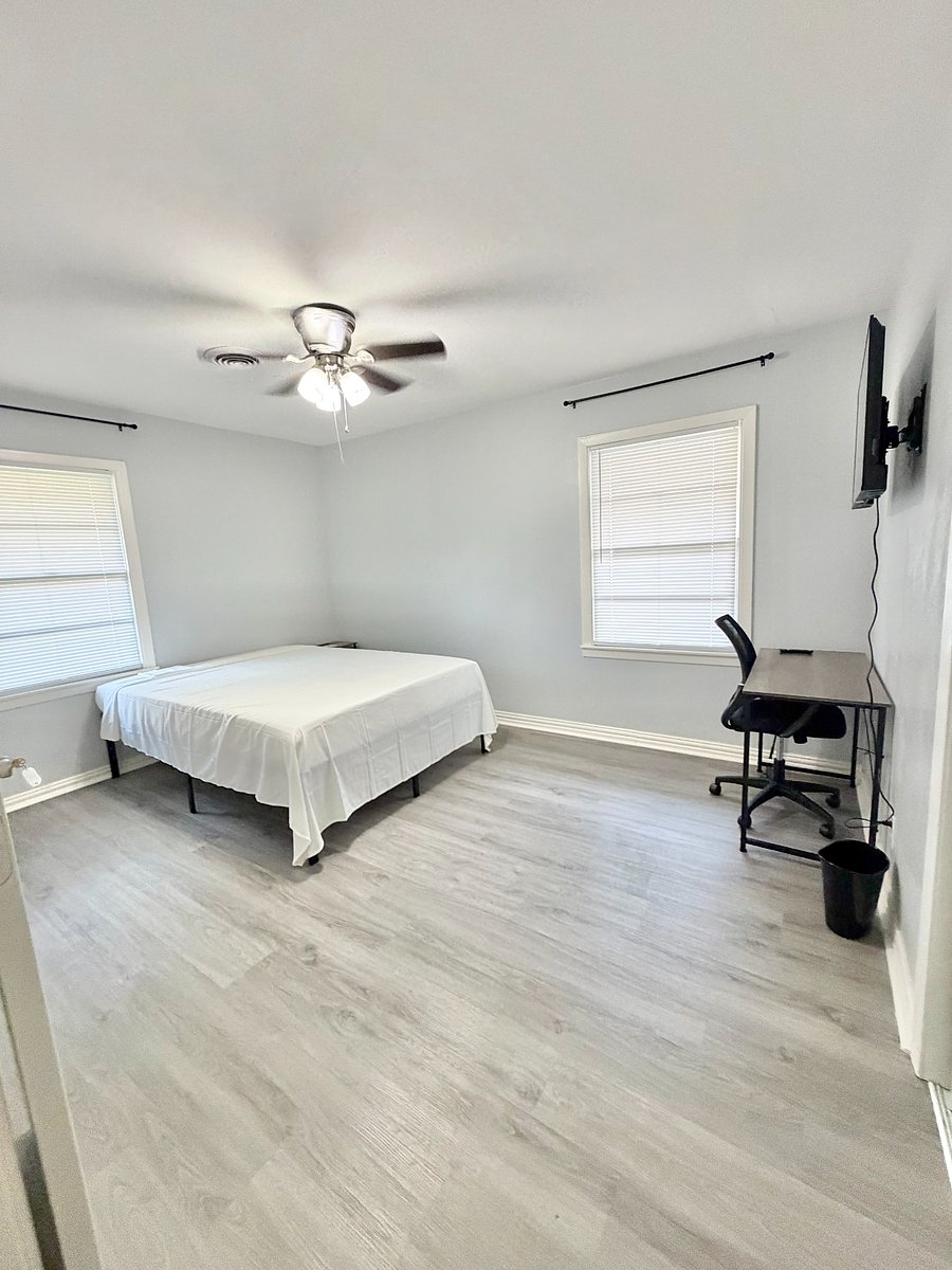 White Room * Queen Bed * Single Occupancy