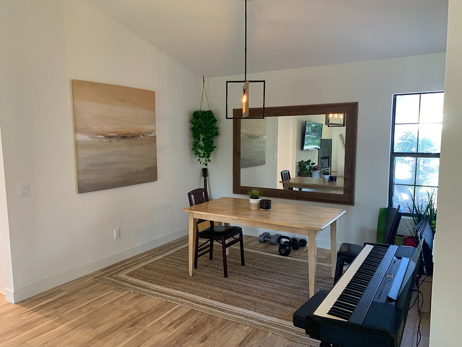 a side room nook with table for work or eatingki