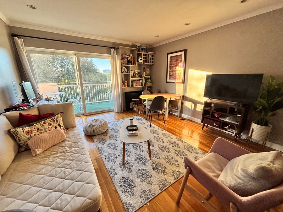 Light and bright living area, with built-in bookcase, dining table, Smart TV and beautiful view